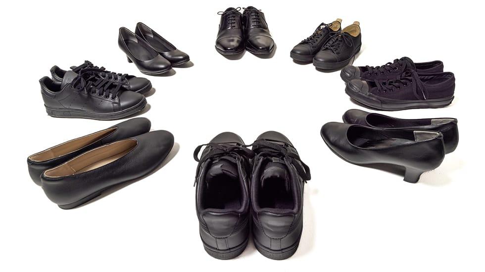 Photograph showing the footwear of the cabin attendants wearing the new AirJapan uniform. Cabin attendants are free to choose their footwear.