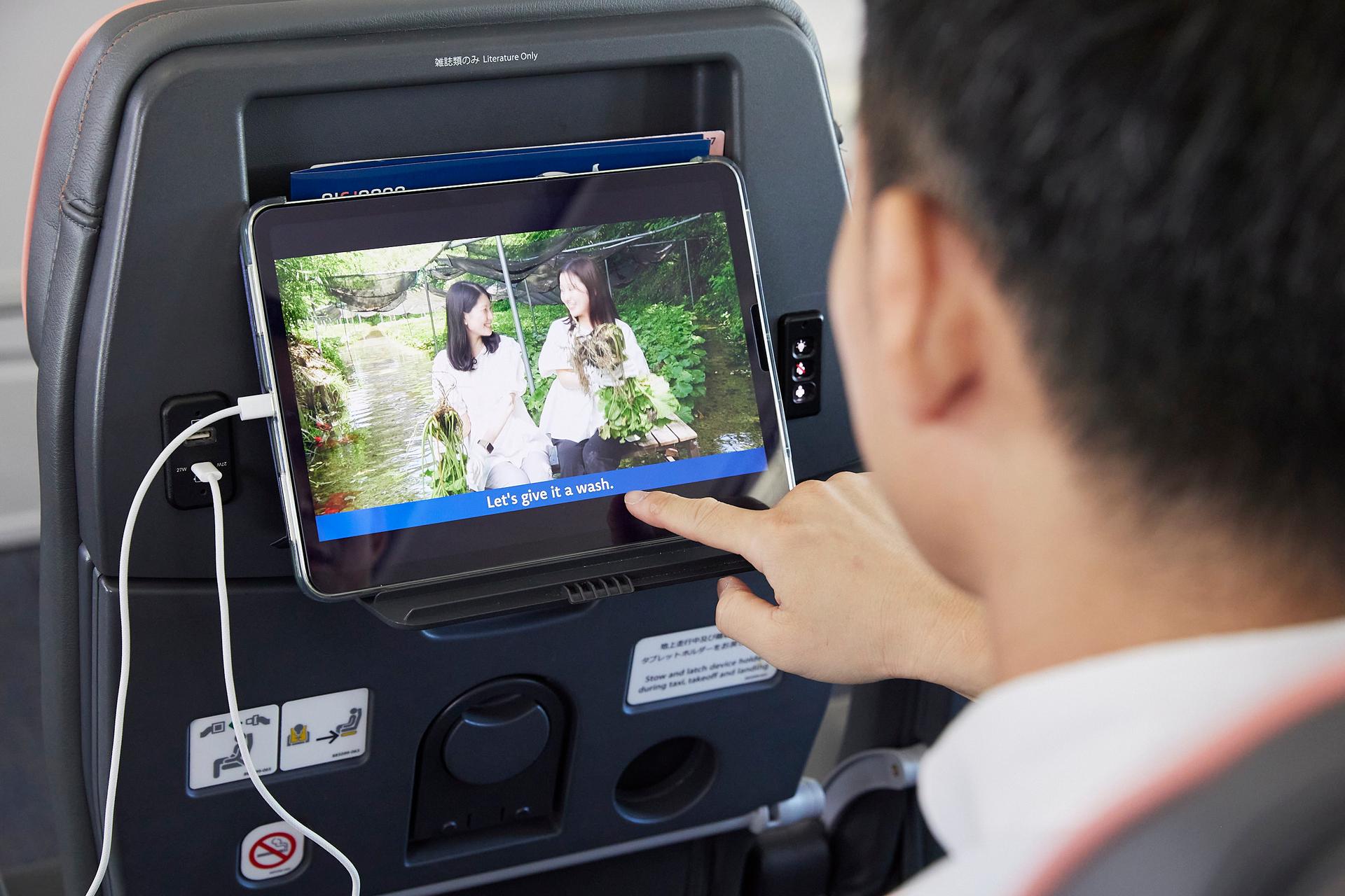 By connecting to the dedicated in-flight WiFi, passengers will be able to watch the latest Hollywood movies, children's programs, animated cartoons and AirJapan original videos free of charge. Passengers will be able to enjoy these contents in the comfortable seat with a tablet holder and wide legroom.