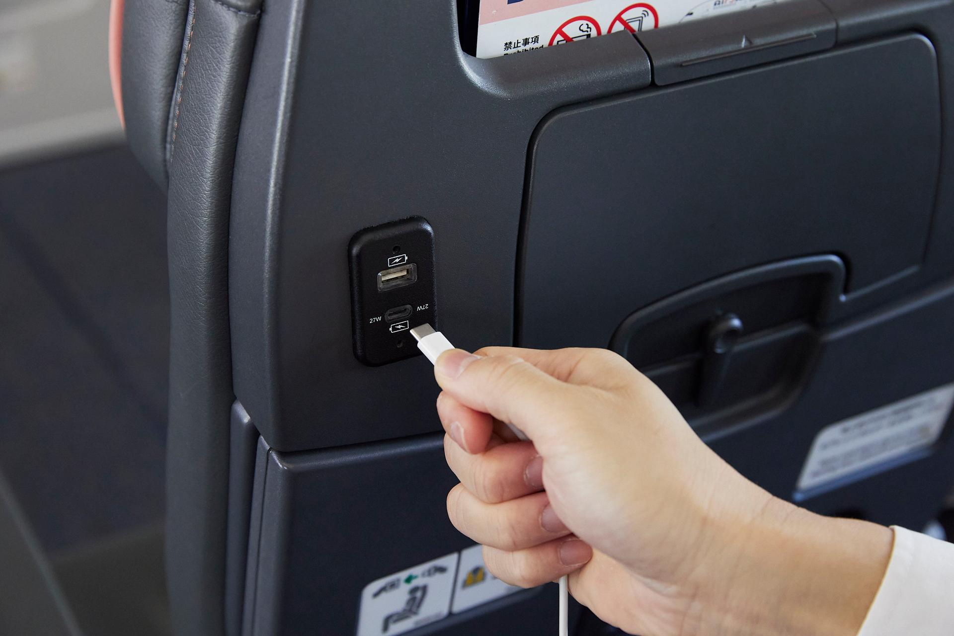 By connecting to the dedicated in-flight WiFi, passengers will be able to watch the latest Hollywood movies, children's programs, animated cartoons and AirJapan original videos free of charge. Passengers will be able to enjoy these contents in the comfortable seat with a tablet holder and wide legroom.