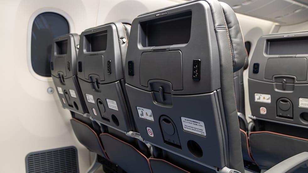 座席背面の写真：USB/タブレットホルダー /座席ポケットがあります。