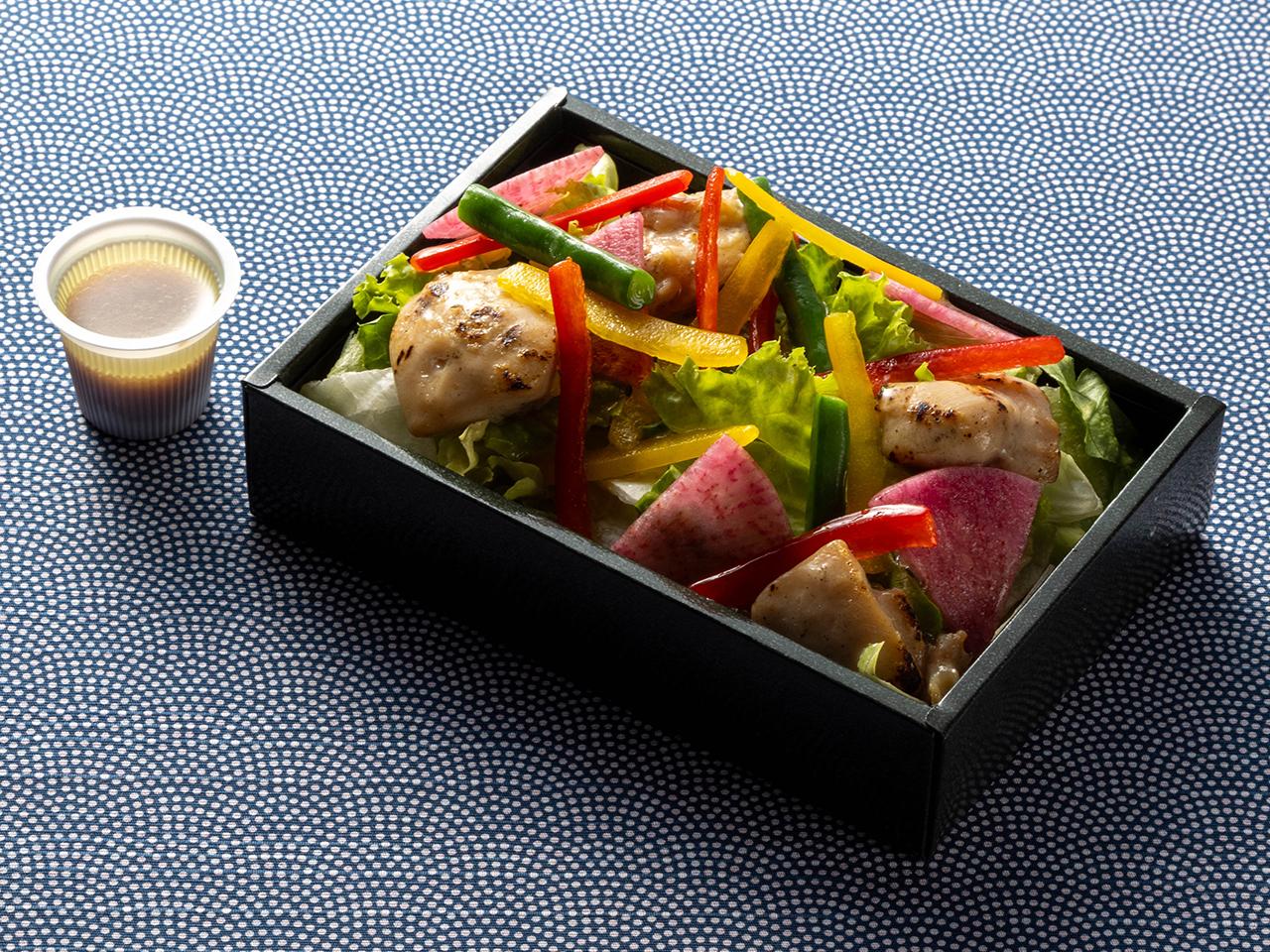 機内食、チキンと紅芯大根のサラダバルサミコドレッシングの写真です。