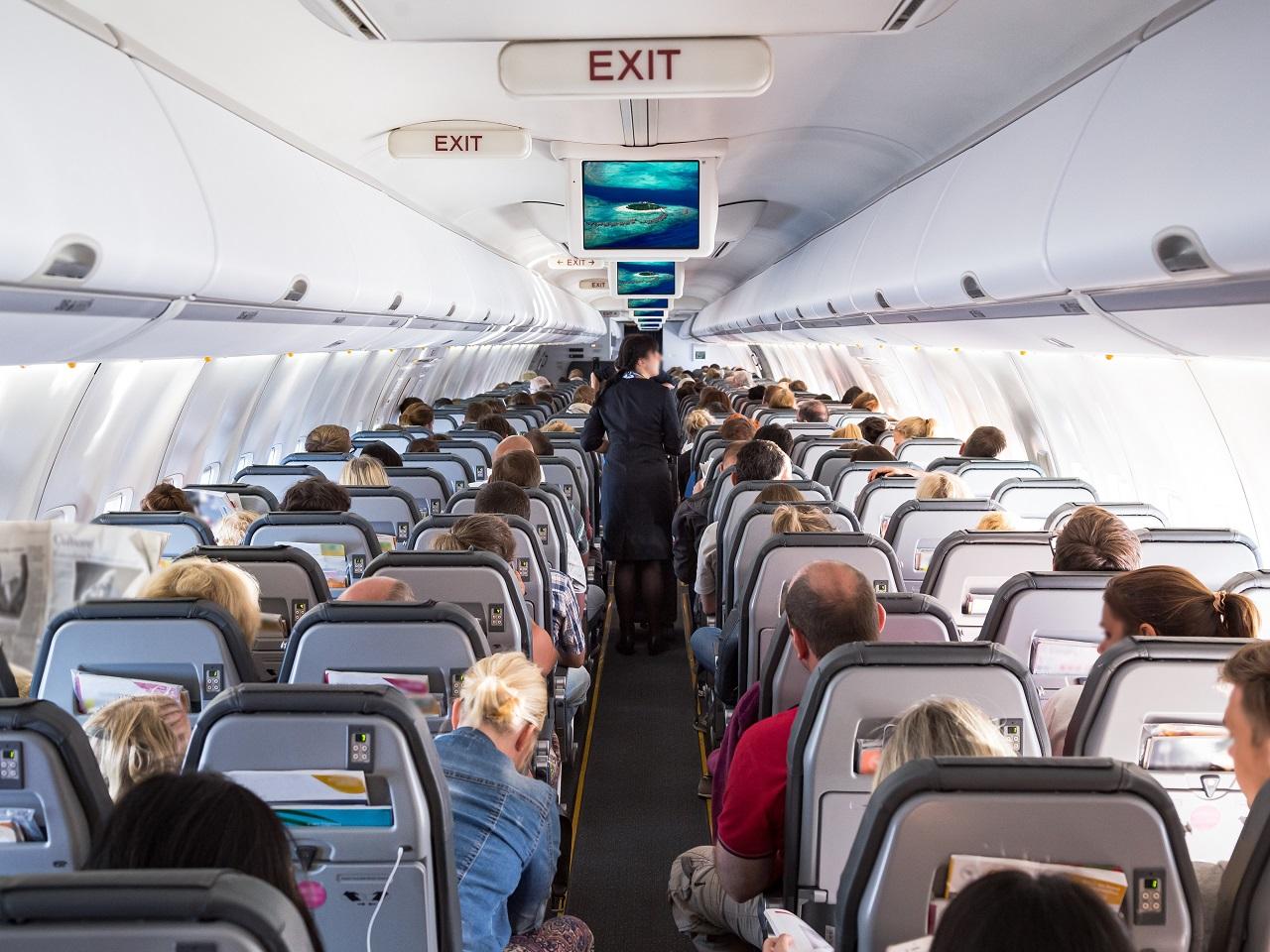 นี่คือรูปภาพของผู้โดยสารที่นั่งบนเครื่องบิน